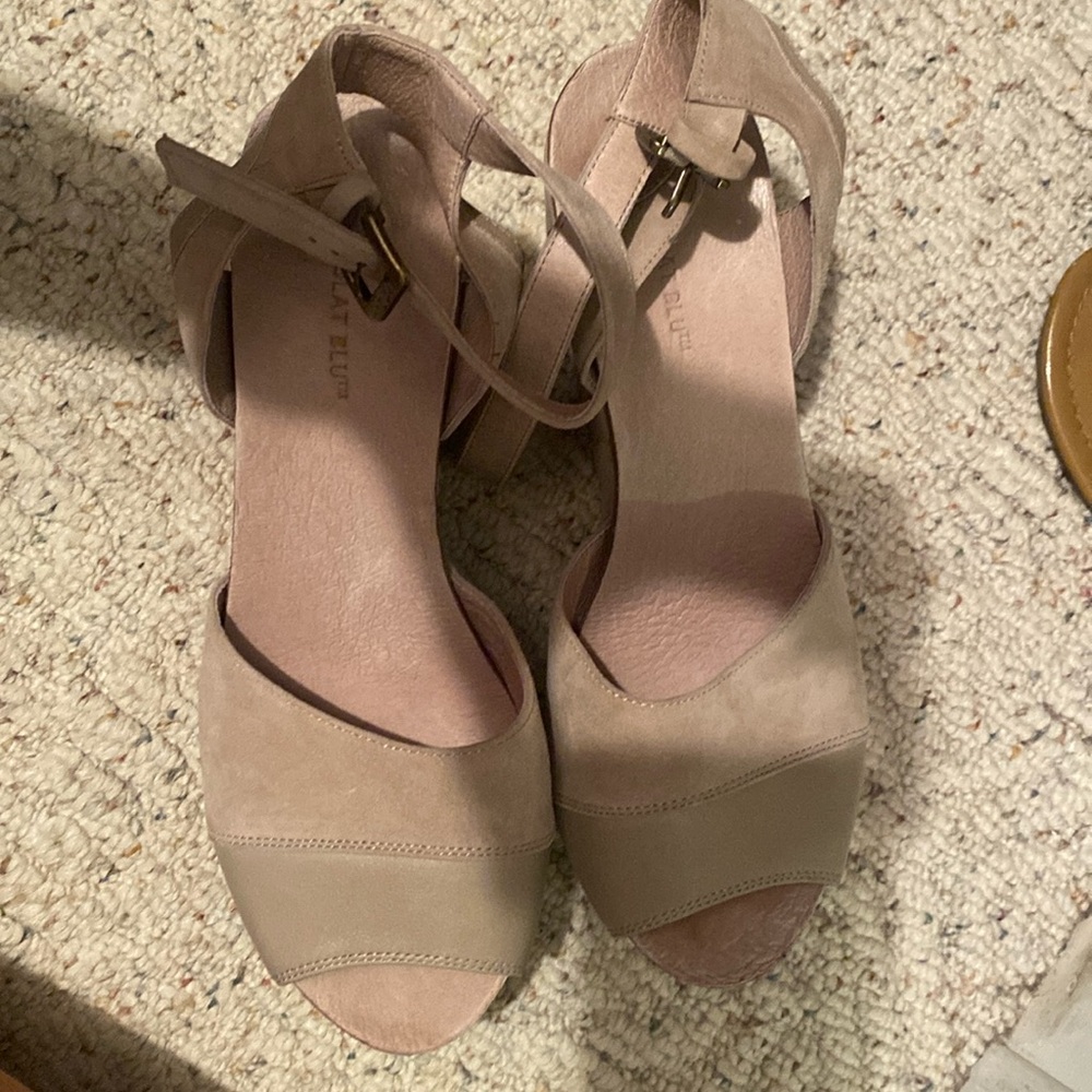 Chocolat Blu wedge sandals size 8 nude part suede feel